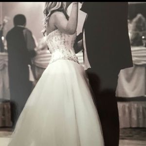 Wedding dress fits sizes 0-8